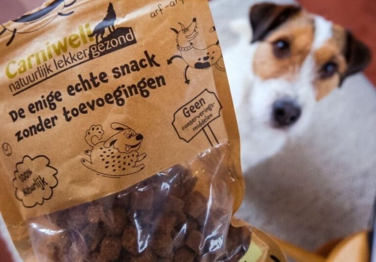 Duurzame hondenvoer, zoals hondensnack van Carniwell, is een tip.