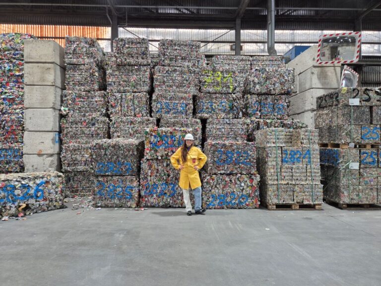 De recycling van statiegeldblikjes.