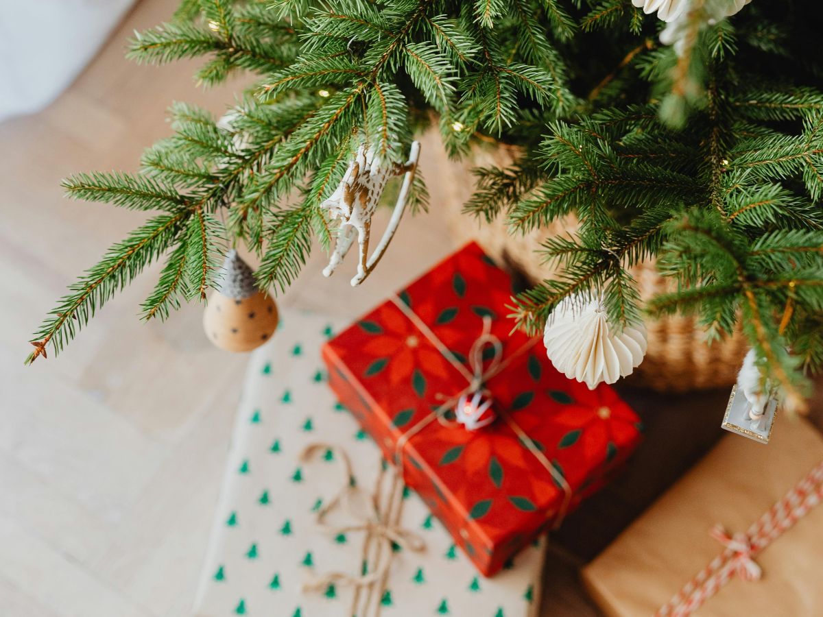 Duurzaam kerstshoppen, cadeautjes onder kerstboom.