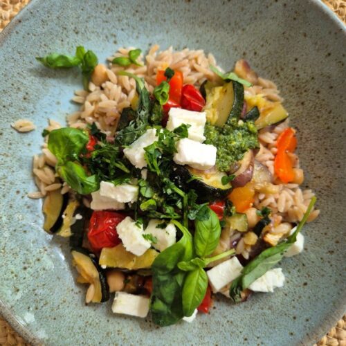 Vegetarische maaltijdsalade met orzo.