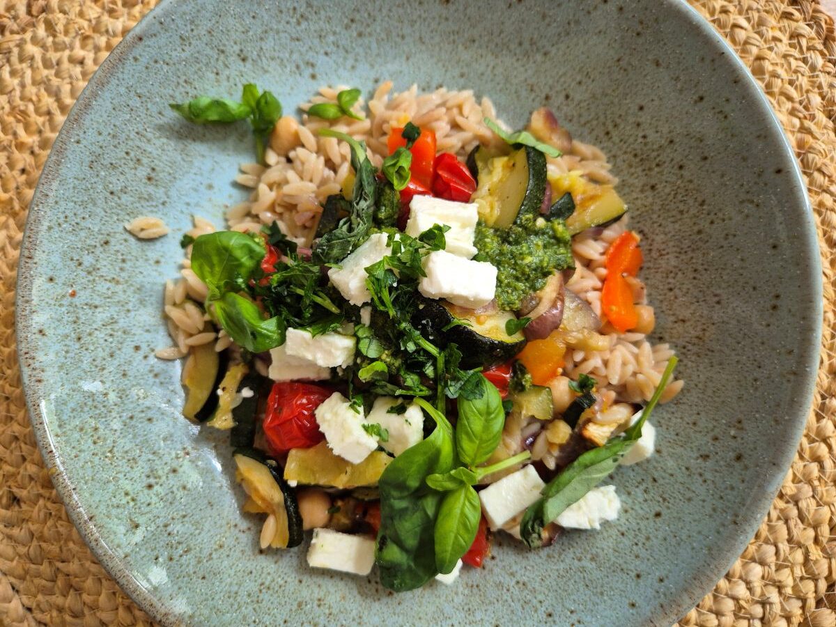 Vegetarische maaltijdsalade met orzo.