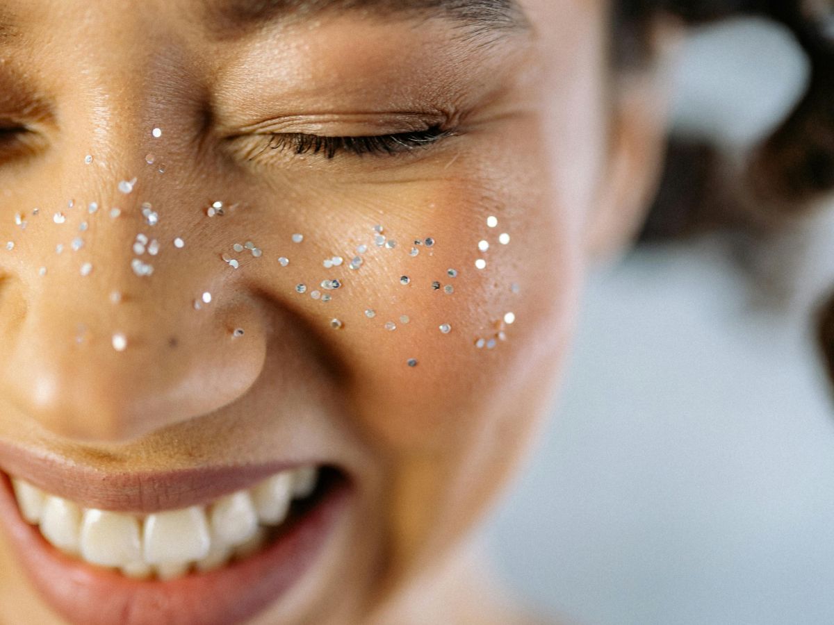 Glitter make-up op gezicht.