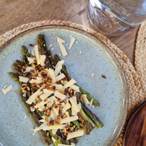 Bord groene asperges van vegetarische barbecue.