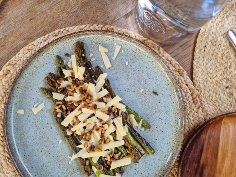 Bord groene asperges van vegetarische barbecue.