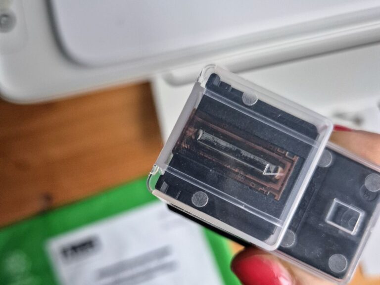 Lege inktcartridge weggooien.