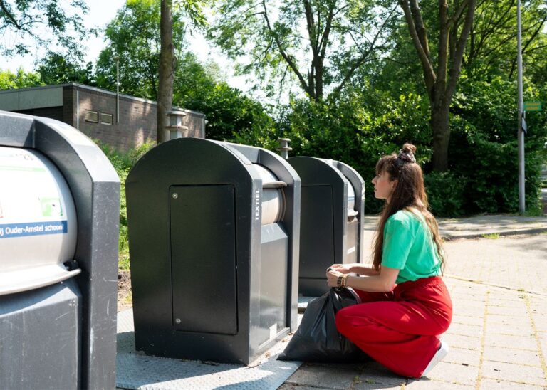 Wat te doen met oude fast fashion kleding? Weggooien in textielcontainer.