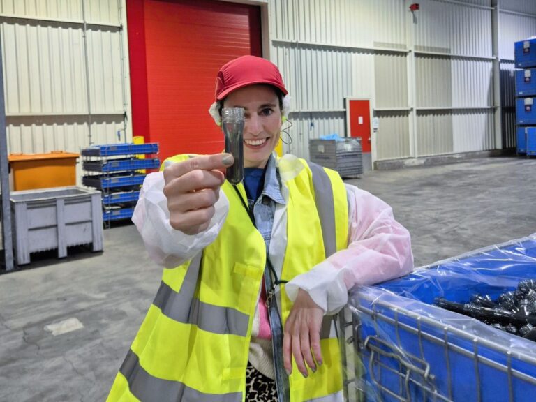 Recycling van een PET-fles van Coca-Cola.