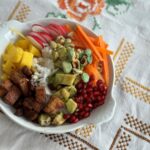 Vegan recept: regenboog rijstbowl met crispy tofu.