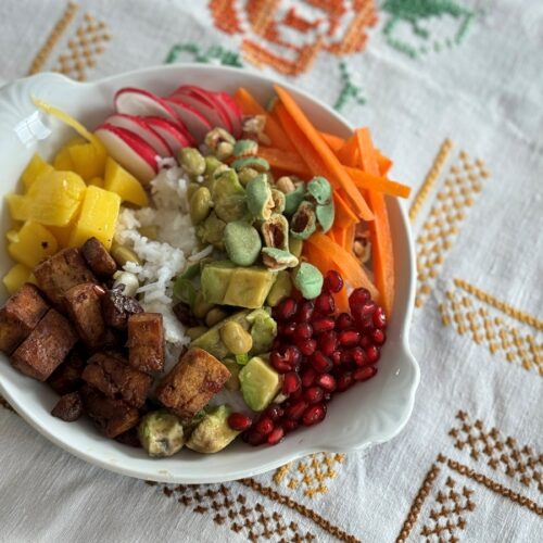 Vegan recept: regenboog rijstbowl met crispy tofu.
