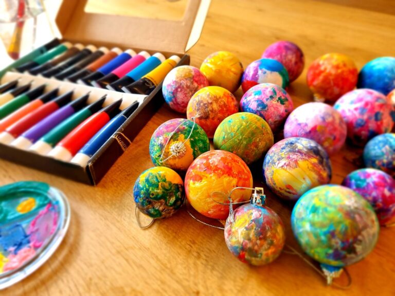DIY oude kerstballen beschilderen.