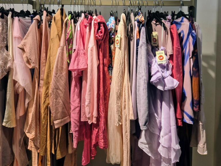 Giftige fast fashion kleding.