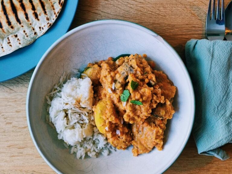 Deze vegan Massaman curry is een goedkoop gerecht.