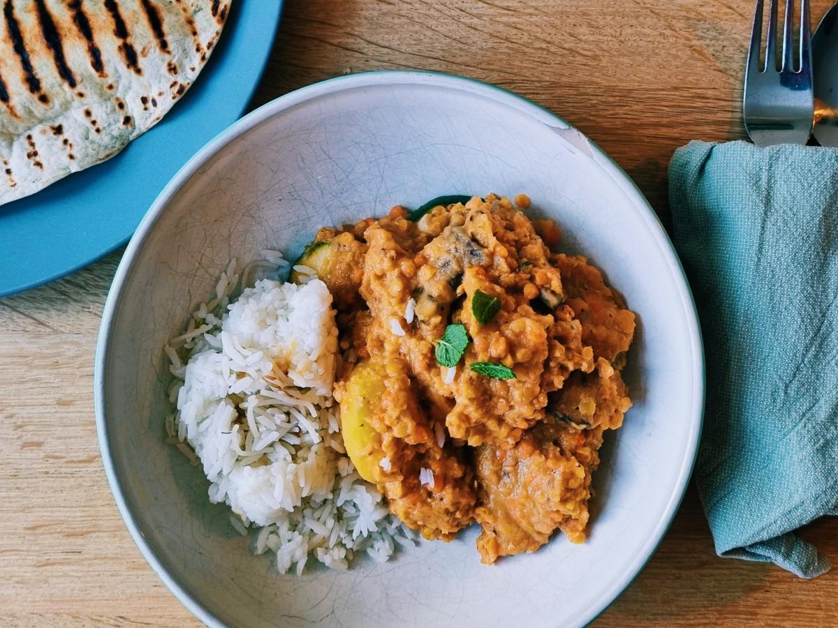 Deze vegan Massaman curry is een goedkoop gerecht.