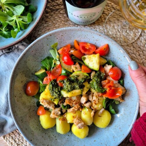 Gnocchi met pesto en gegrilde courgette.
