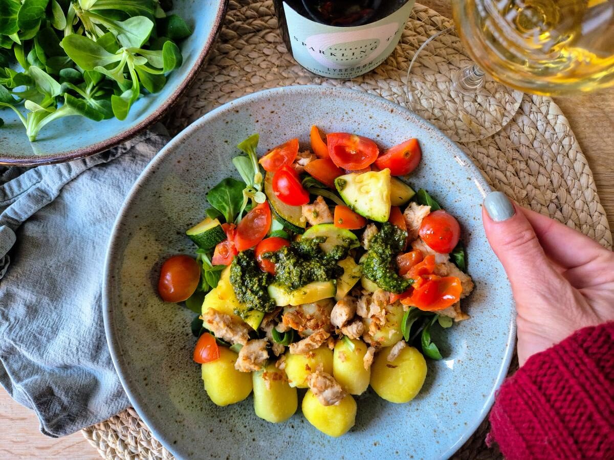 Gnocchi met pesto en gegrilde courgette.