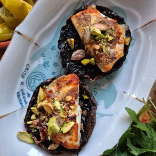 Portobello gevuld met geitenkaas en honing.
