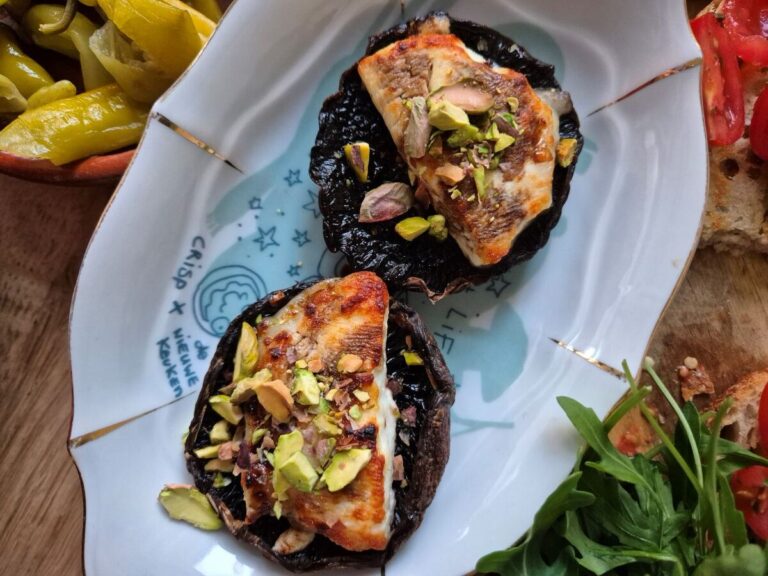 Portobello gevuld met geitenkaas en honing.