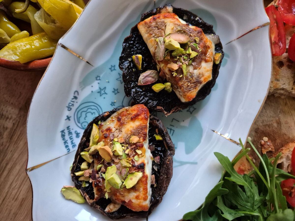 Portobello gevuld met geitenkaas en honing.
