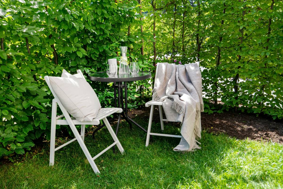 Tuinstoelen milieuvriendelijk schoonmaken.