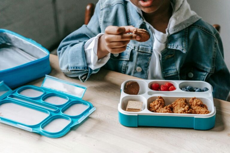 Weekmakers in plastic lunchboxen, broodtrommels en drinkbekers.