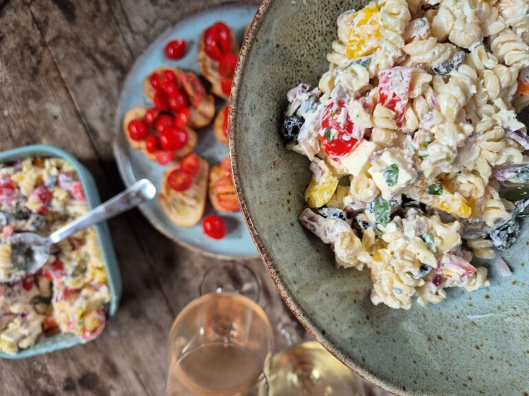 Zomerse vegetarische pastasalade.