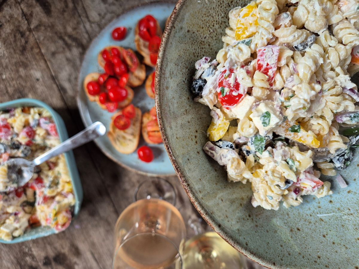 Zomerse vegetarische pastasalade.