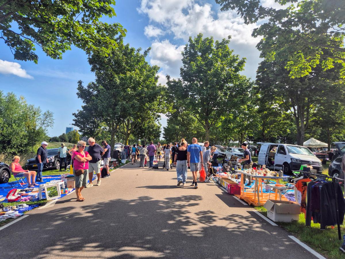 Kofferbakmarkt Ouderkerkerkerplas, rommelmarkt Amsterdam.