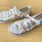 DIY: oude witte sneakers versieren met bloemen