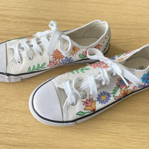 DIY: alte weiße Sneaker mit Blumen verzieren