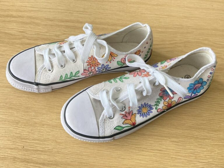 DIY: oude witte sneakers versieren met bloemen
