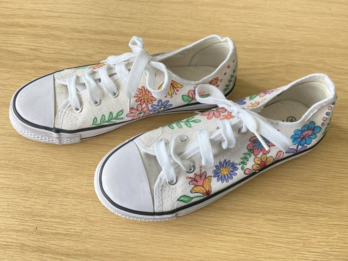 DIY: oude witte sneakers versieren met bloemen