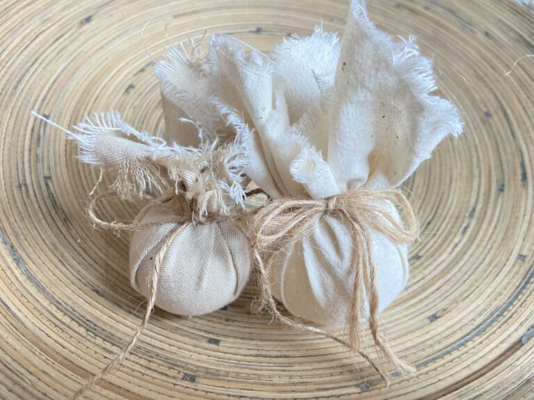 DIY kerstballen maken met restjes stof.