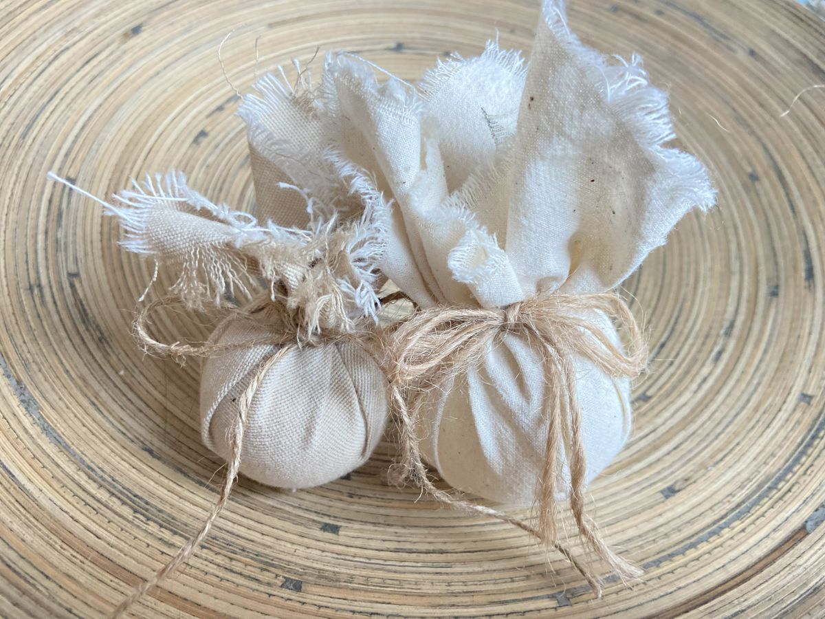 DIY kerstballen maken met restjes stof.