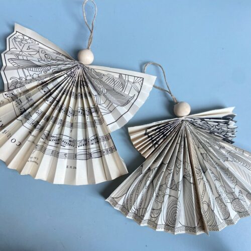 Selbstgemachter Weihnachtsengel aus Altpapier.
