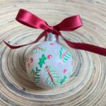 Kerstballen verven met acrylverfstiften.