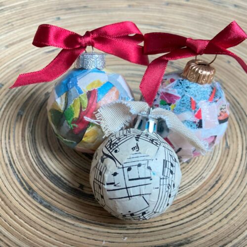 DIY-Weihnachtskugeln mit Altpapier verpacken.