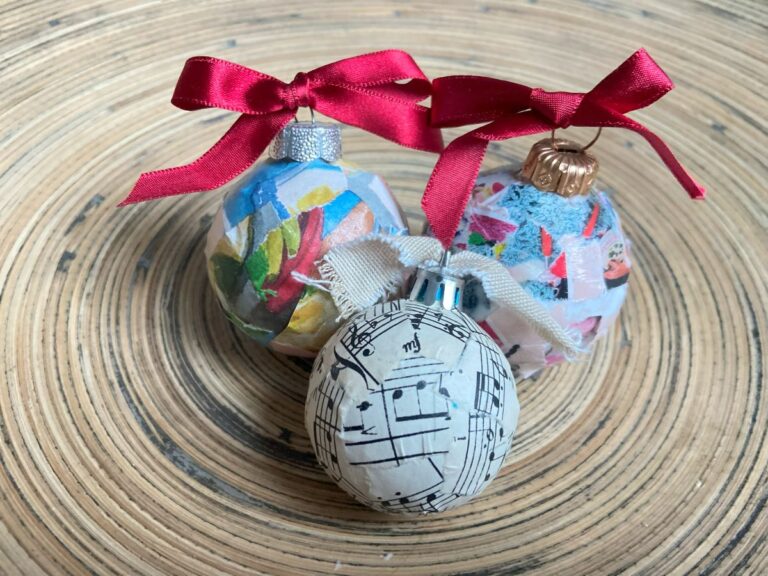 DIY-Weihnachtskugeln mit Altpapier verpacken.