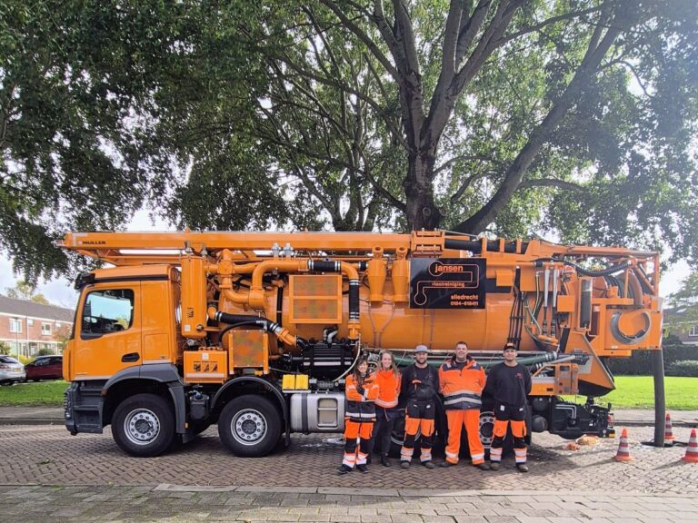 Verstopt riool schoonmaken door natte doekjes.