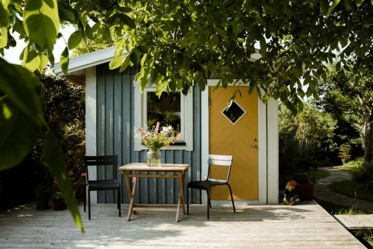 Moose Färg: durable wood paint.