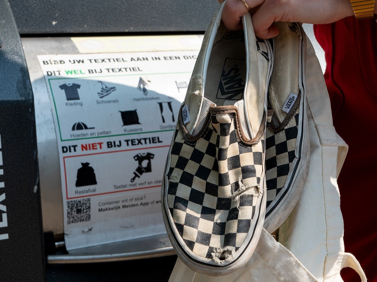 Textielcontainer tweedehands kleding.