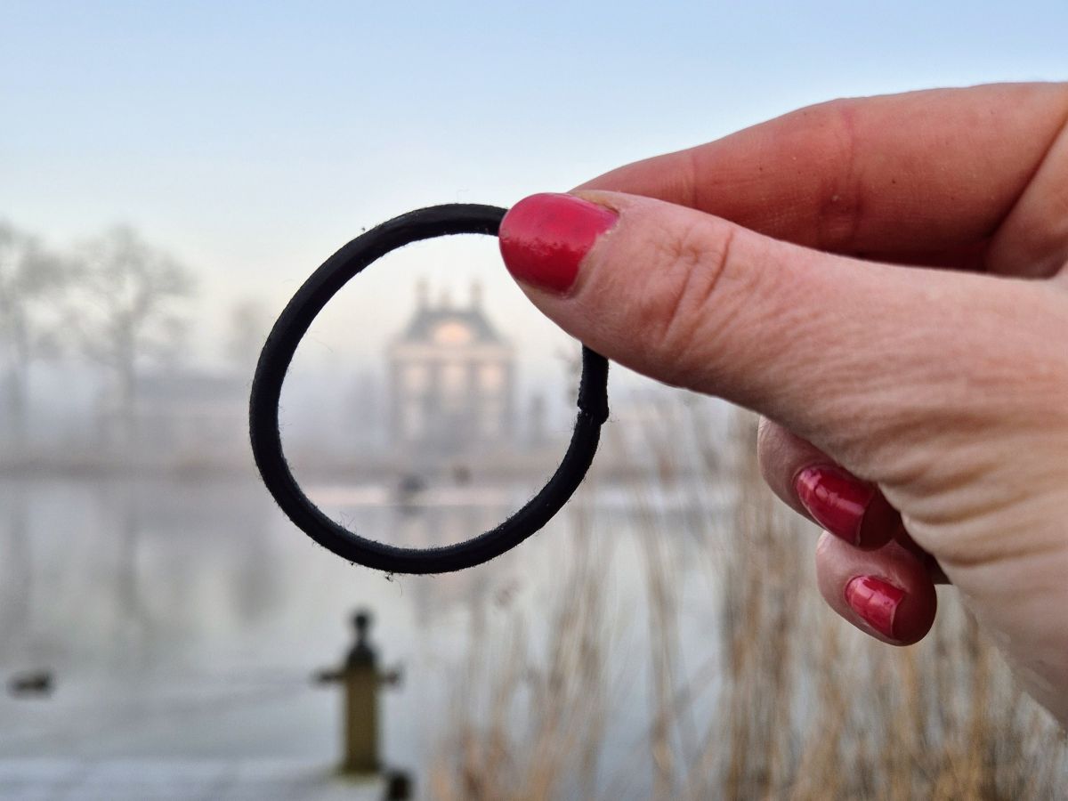 Duurzame haarelastiekjes op straat.