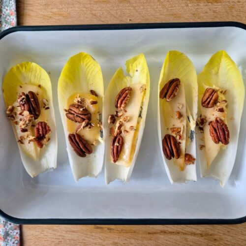 Rauwe witlof met blauwe kaas en peer, perfect borrelhapje.