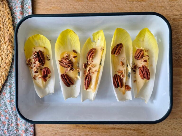 Rauwe witlof met blauwe kaas en peer, perfect borrelhapje.