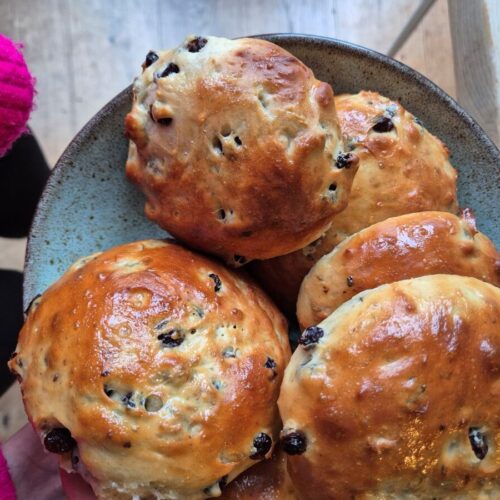 Zelf krentenbollen maken.
