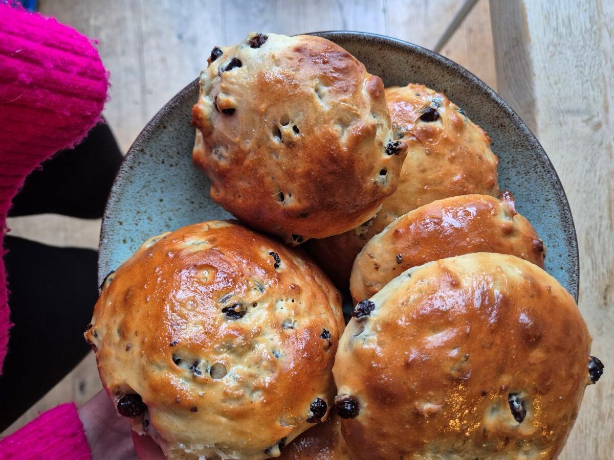 Zelf krentenbollen maken.
