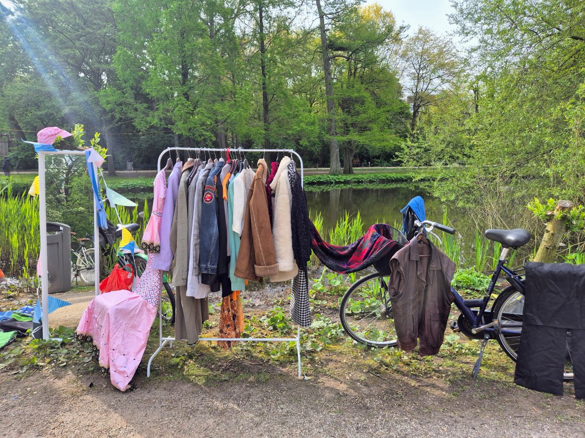 Car boot sale tips for King's Day skirts.