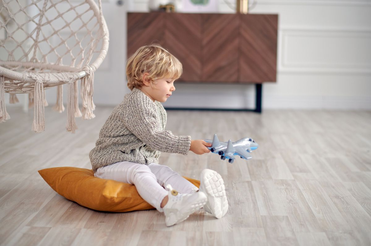 PVC-vloer leggen.