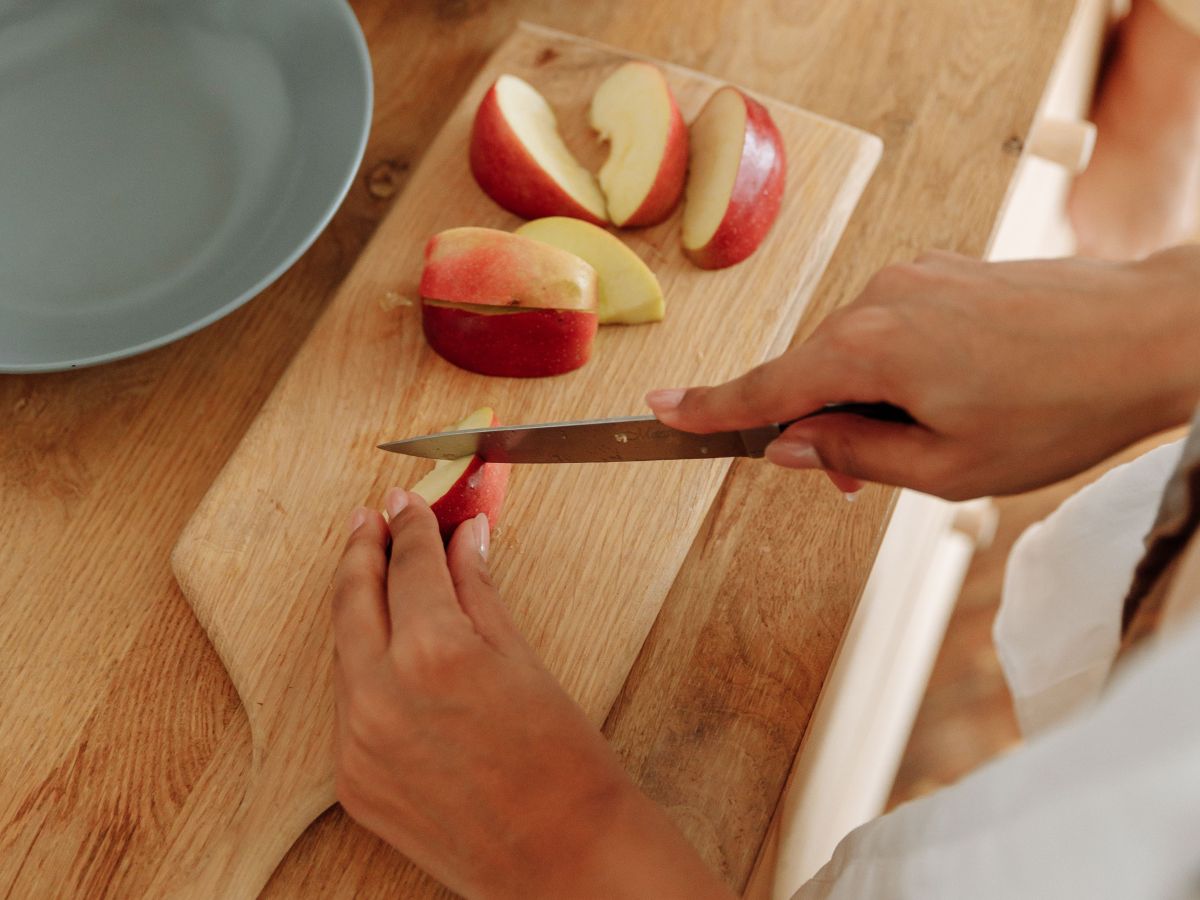 Appels schillen om bestrijdingsmiddelen eraf te halen: werkt dat?