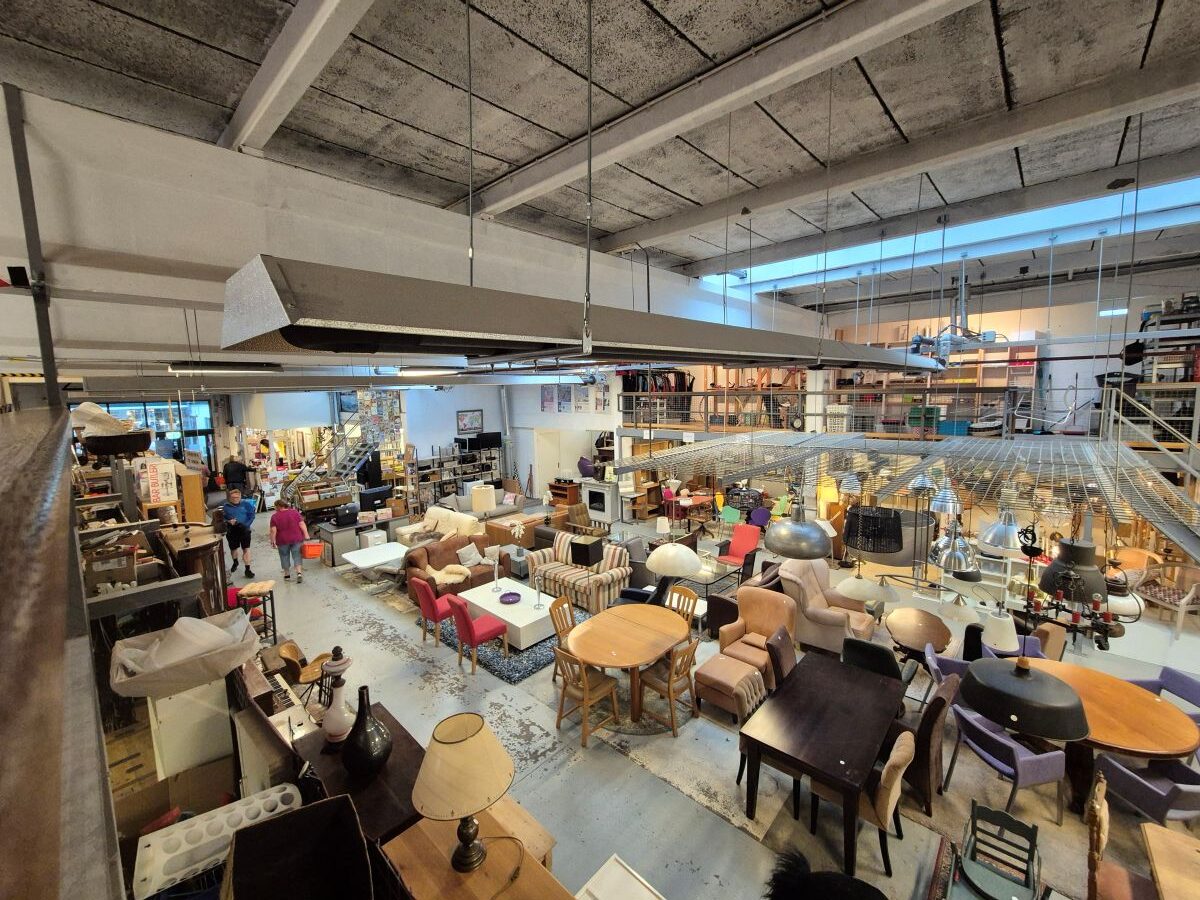Emmaus Bilthoven thrift shop.